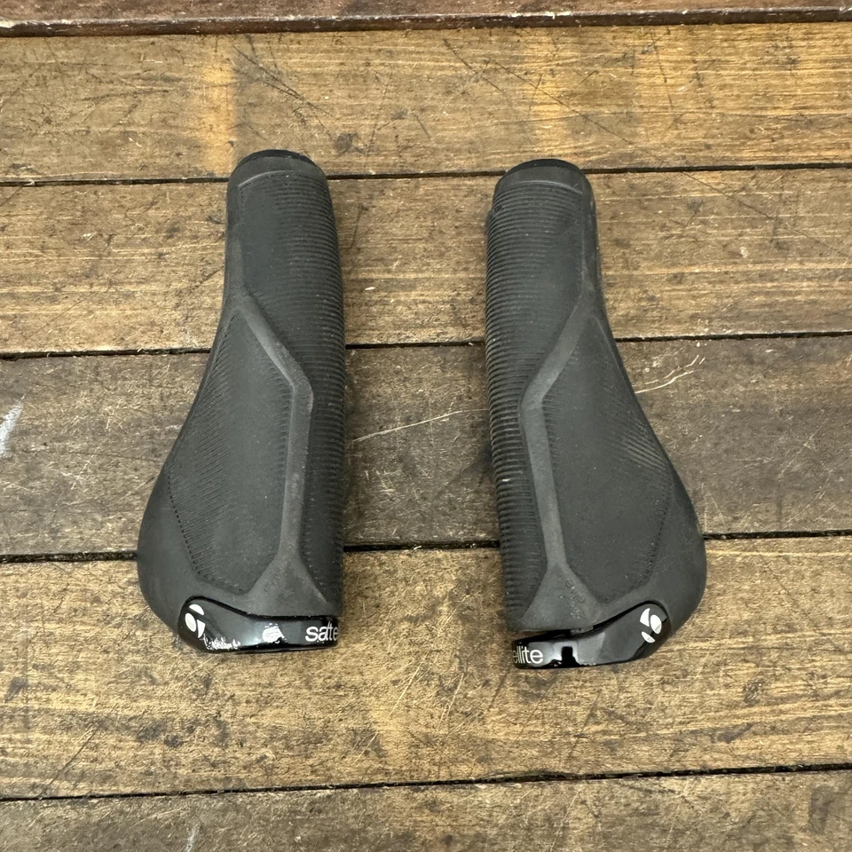 Bontrager Satellite Ergonomic Lock On Bike Handlebar Grips Pair Black 155g Ergo - Image 4 of 4