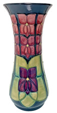 Moorcroft Keramik Vase "Violett" Muster, entworfen von Sally Tuffin, 20,5 cm hoch