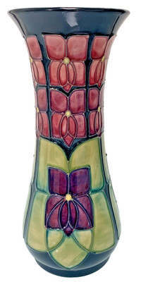 Moorcroft Keramik Vase ''Violett'' Muster, entworfen von Sally Tuffin, 20,5 cm hoch