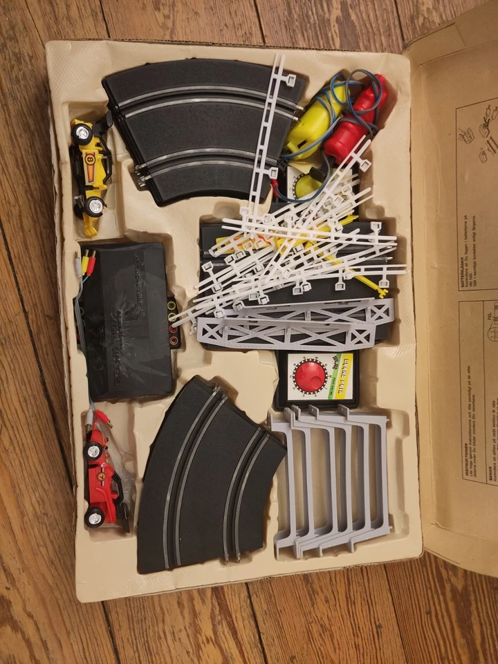 Autorennbahn 80er: Komvolut aus zwei Sets für Ergänzung und Ersatzteile - Bild 4 von 4