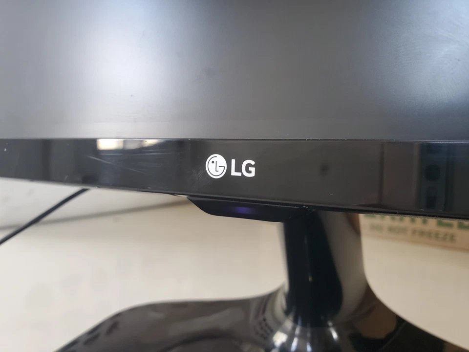 LG 25" UltraWide FHD IPS LED Monitor **BROKE Menu Button, but screen works as is - Image 4 of 4