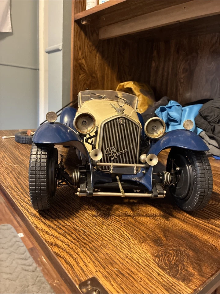 Modelo Pocher 1972 de un Alfa Romeo 8C 2300 Spider Touring 1932 modelo a escala 1:8 Foto 2 de 4