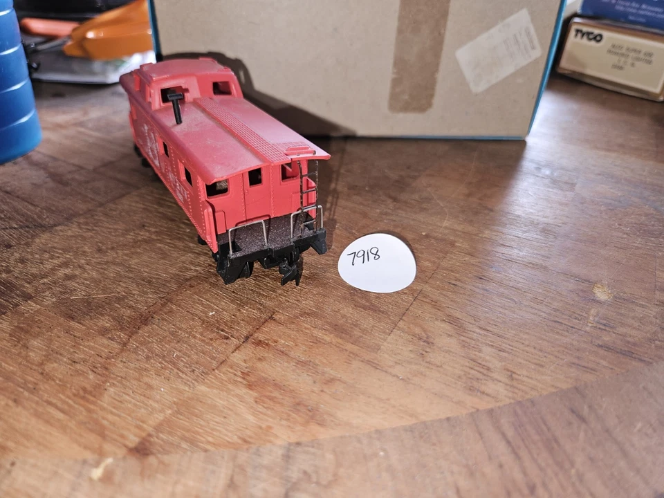 ATSF SANTA FE HO GUAGE RED CABOOSE, NEEDS NEW DECAL - Image 2 of 4
