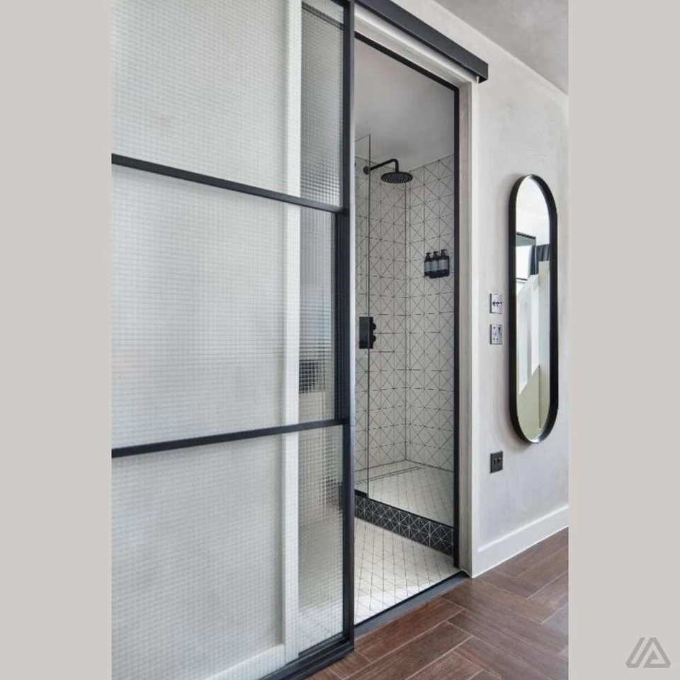 Puerta interior corredera de baño estilo Crittall - negro blanco gris Foto 3 de 4