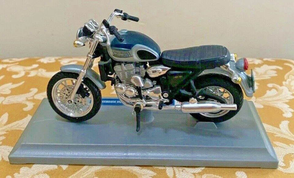 Maisto Triumph Thunderbird Motorcycle New with stand! FREE SHIPPING!! - Image 3 of 4