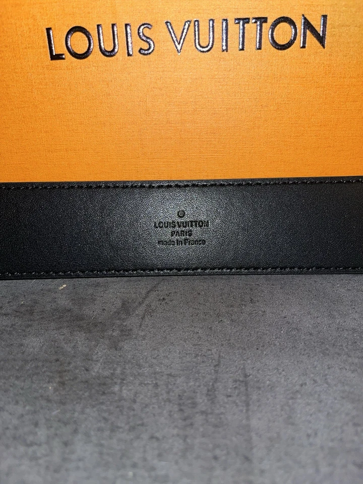 Cinturón Louis Vuitton LV negro mate talla 95/38 Foto 3 de 4