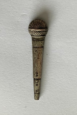 98 - Pin's MICRO VINTAGE - FUTURE PRIMITIVE U.S.A  - MICROPHONE