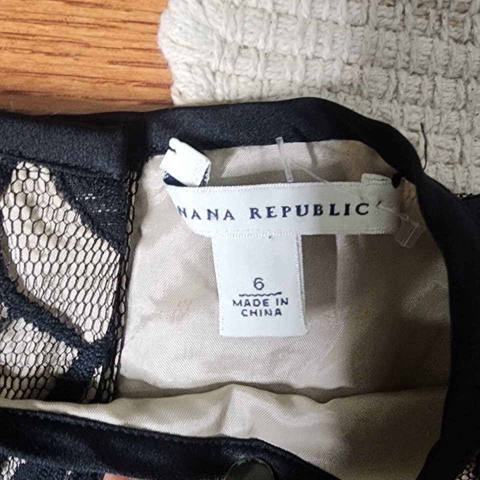 Blusa Top Banana Republic Floral Encaje Superpuesto Sin Mangas Botón Espalda Negra 6 Foto 3 de 4