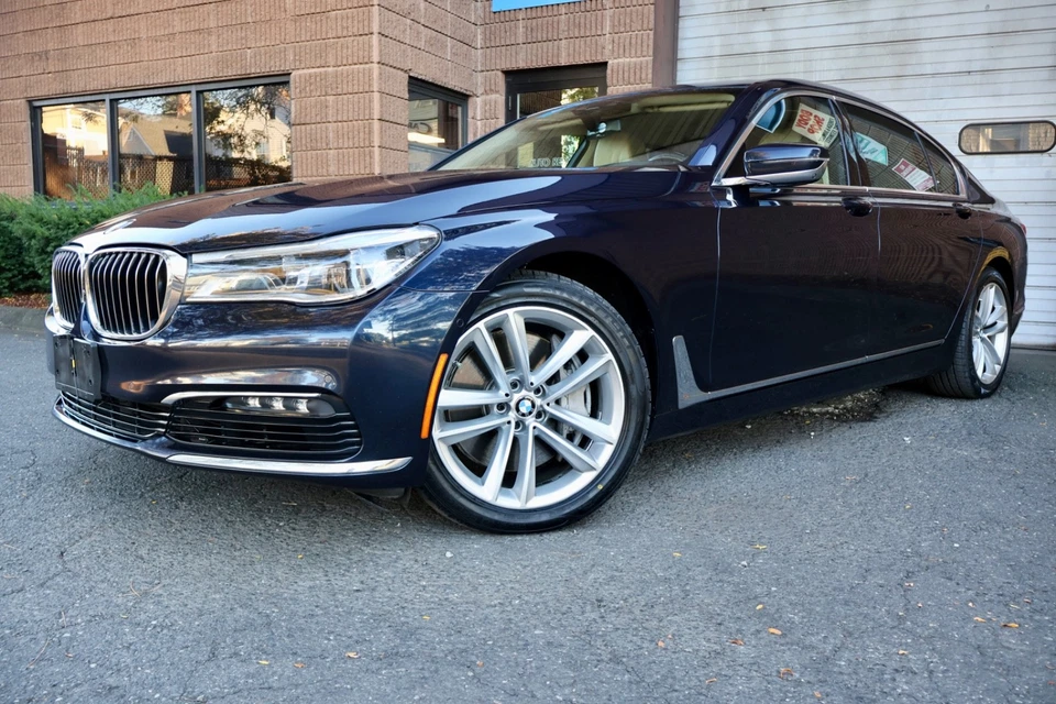 BMW Serie 7 750i xDrive 2018 sedán 4P Foto 3 de 4