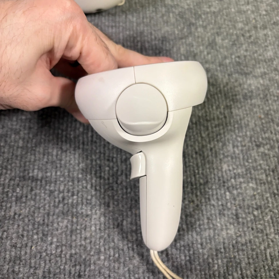 Oculus Meta Quest 2 All-in-One VR Gaming Headset White 64GB 2 Controllers Tested - Image 4 of 4