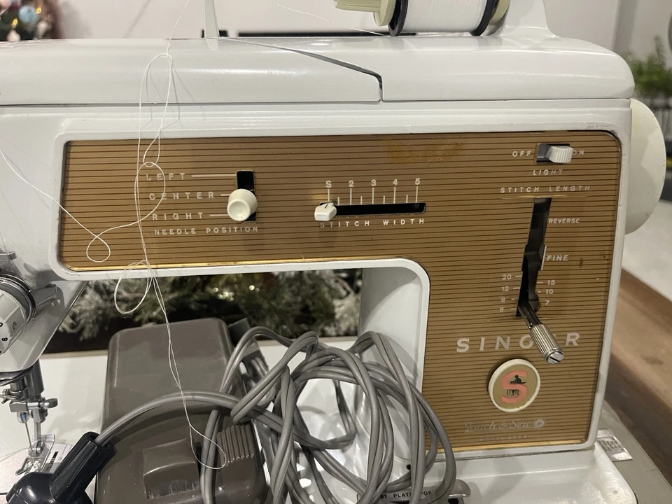 Conjunto de acessórios para máquina de costura Singer Vintage Touch Sew Zig Zag modelo 603 - Imagem 2 de 4