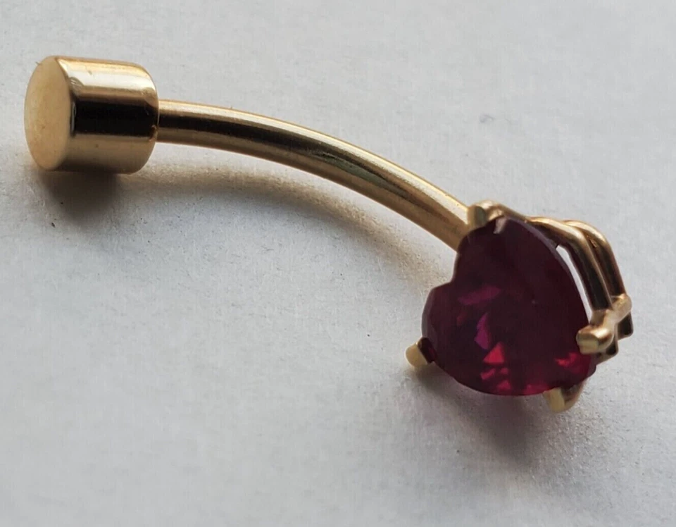 Bombligo para mujer Heart Cut Lab Creado Rubí Rojo Chapado en Oro Amarillo 14K Foto 2 de 4