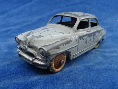 Dinky Toys N°24 U - Simca 9 Aronde - Échelle 1/43 - Vert - Zamak - Occasion (état D'usage)