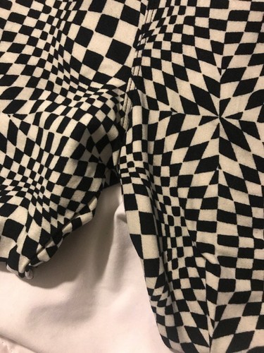 Lularoe TC Tall Curvy Legging Black & White 3D Shapes Unicorn 🦄 New 12-18 Rare - Picture 3 of 8