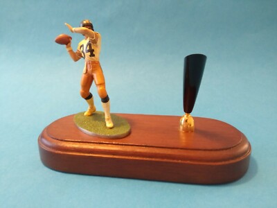 American Footballer Trophäe - detailreich bemalte Figur auf Hartholzsockel
