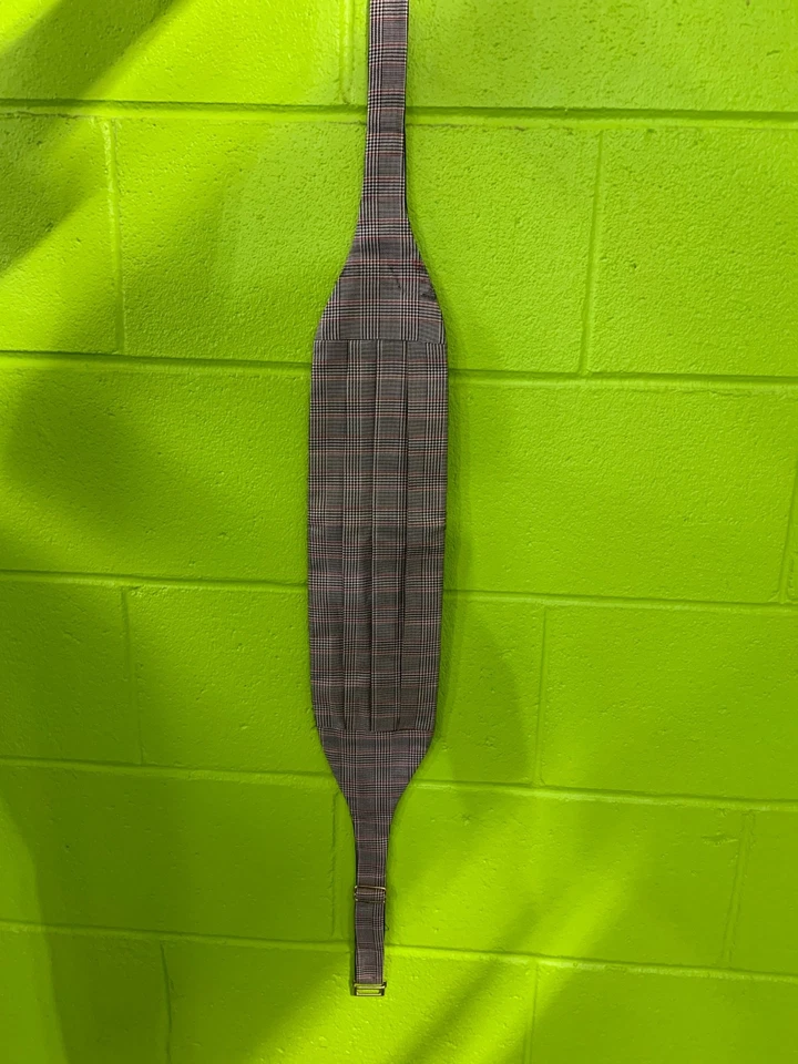 Esmoquin Christian Dior pata de gallo / traje moño peino Foto 3 de 3