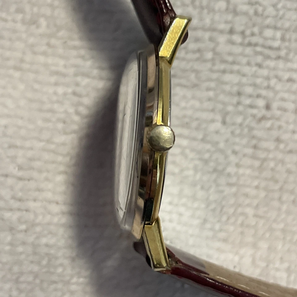 Reloj Sandoz Suizo 17 Joyas Incabloc Esfera Roja Números Romanos Placa de Oro.  Foto 2 de 4