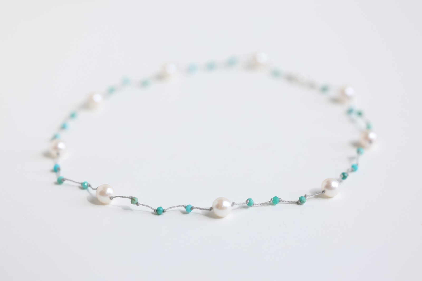 Idée cadeau femme : collier court ras du cou en perle Akoya et pierre turquoise véritable 1803