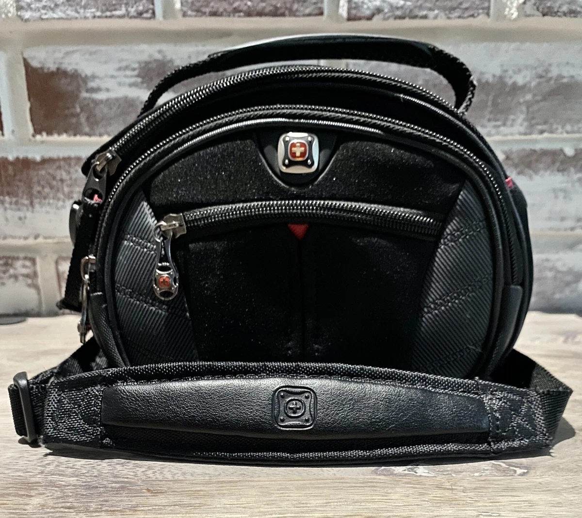 SwissGear by Wenger The Sherpa Padded Double Zipper Camera Bag 3