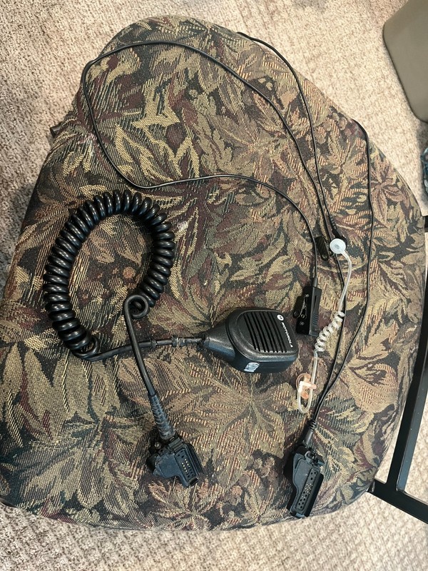 Motorola Remote Speaker Microphone with Clip, earpiece and case PMMN4045A USED