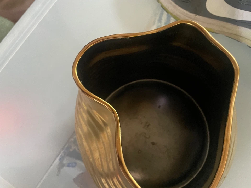 Precioso jarrón de cerámica de latón fundido West Elm 7” X 6” acanalado pintado en oro Foto 3 de 3