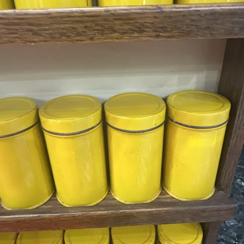 Portaspezie vintage MCM giallo COPCO in legno con 18 barattoli di latta gialli originali - Foto 5 di 12