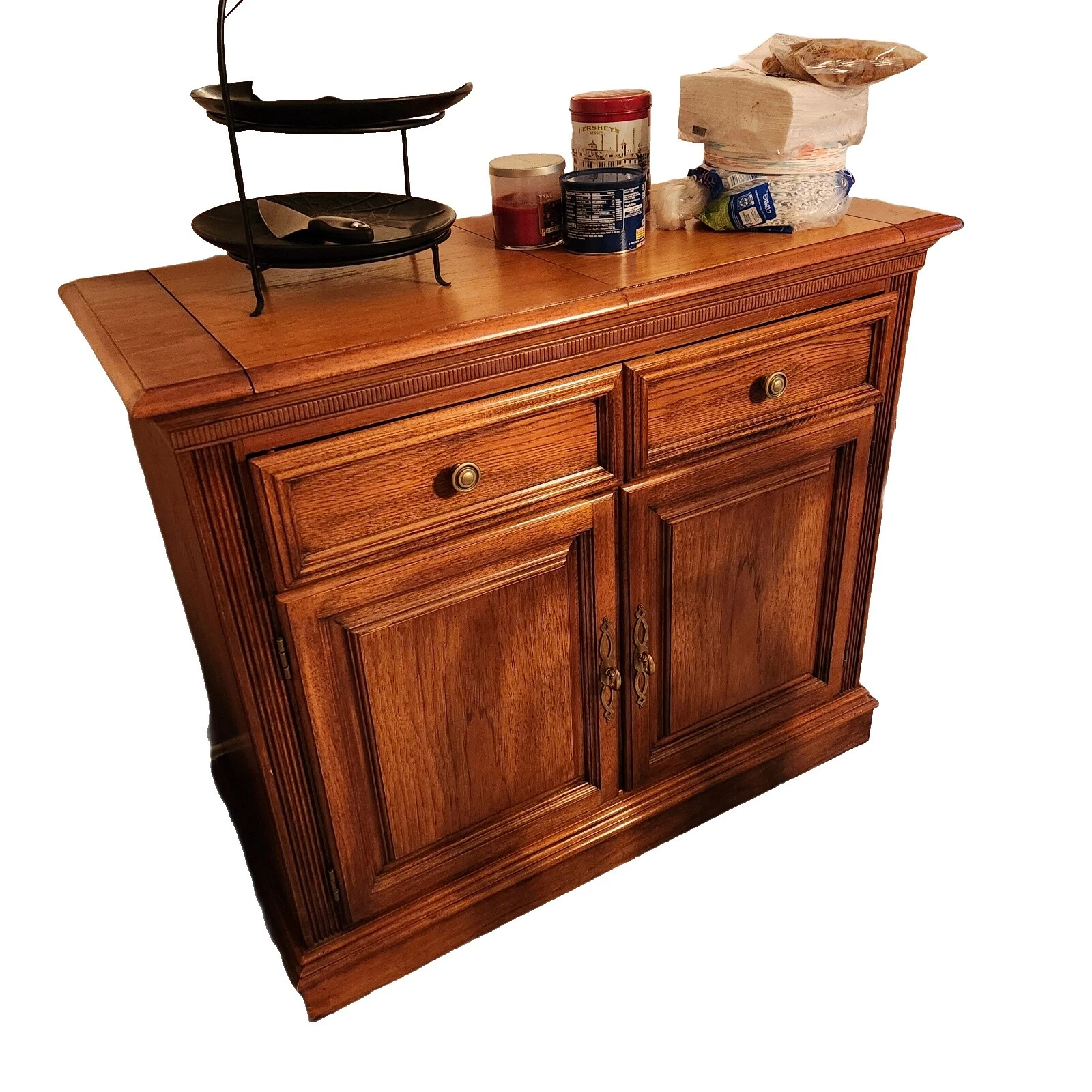 木棕色传统餐边柜,自助餐和推车