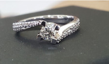 ANELLO SOLITARIO VALENTINO IN ORO BIANCO 18 KT CON DIAMANTI SUL GAMBO 0,40 ct 