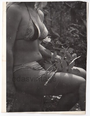 Beach Pretty woman 22yo Headless beauty busty bikini cheesecake Odd photo Error