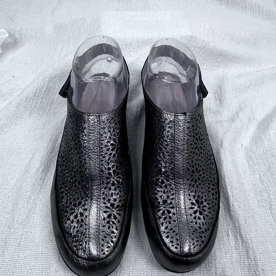 Zapatos con zueco Easy Spirit para mujer 6,5 plateados correa cómoda Foto 2 de 4