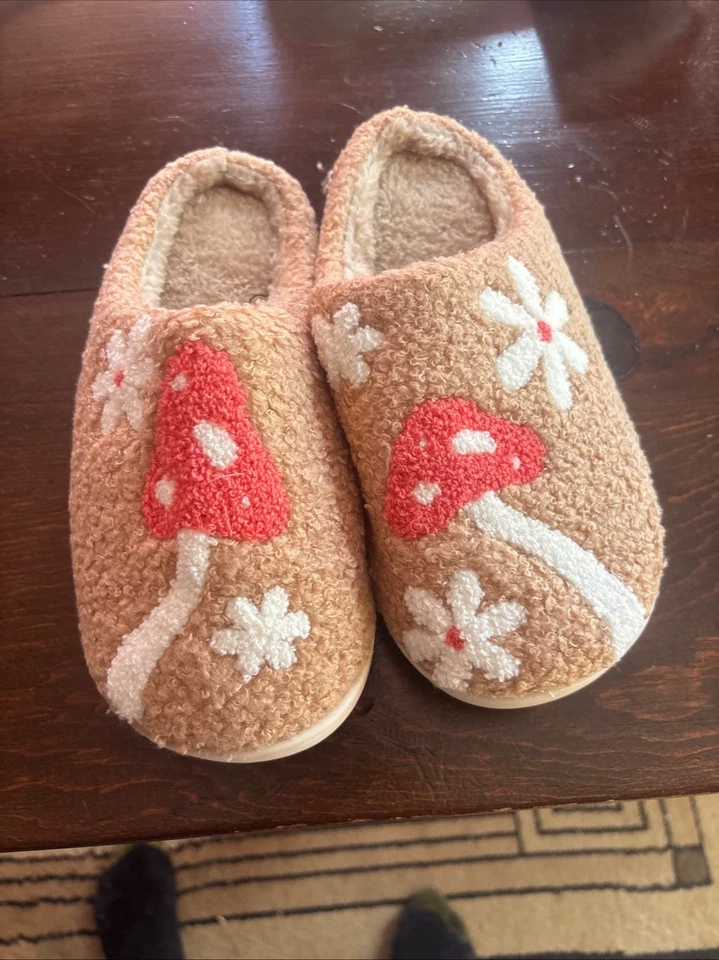 Mushroom Novelty女式9码拖鞋 — 第 4/4 张图片