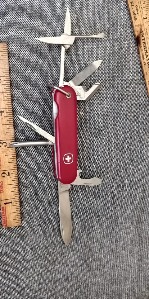 Mediados a finales de la década de 1970 ~ ¡Navaja suiza roja Wenger Classic 16 multiherramienta! Foto 2 de 4