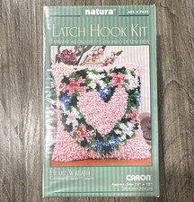 Caron Natura Latch Hook Kit Heart Wreath P435 w/ Canvas Yarn Pattern