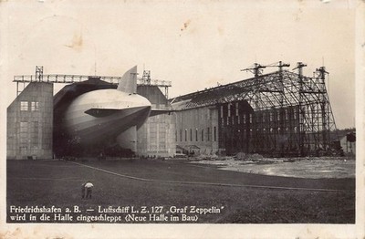 Postkarte Zeppelin Friedrichshafen Luftschiff Zeppelin LZ 127 neue Halle AK PK