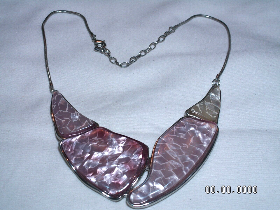 Collana Bib In Lucite Moonglow Con Mosaico Lilla/Rosa Silver Tone | eBay