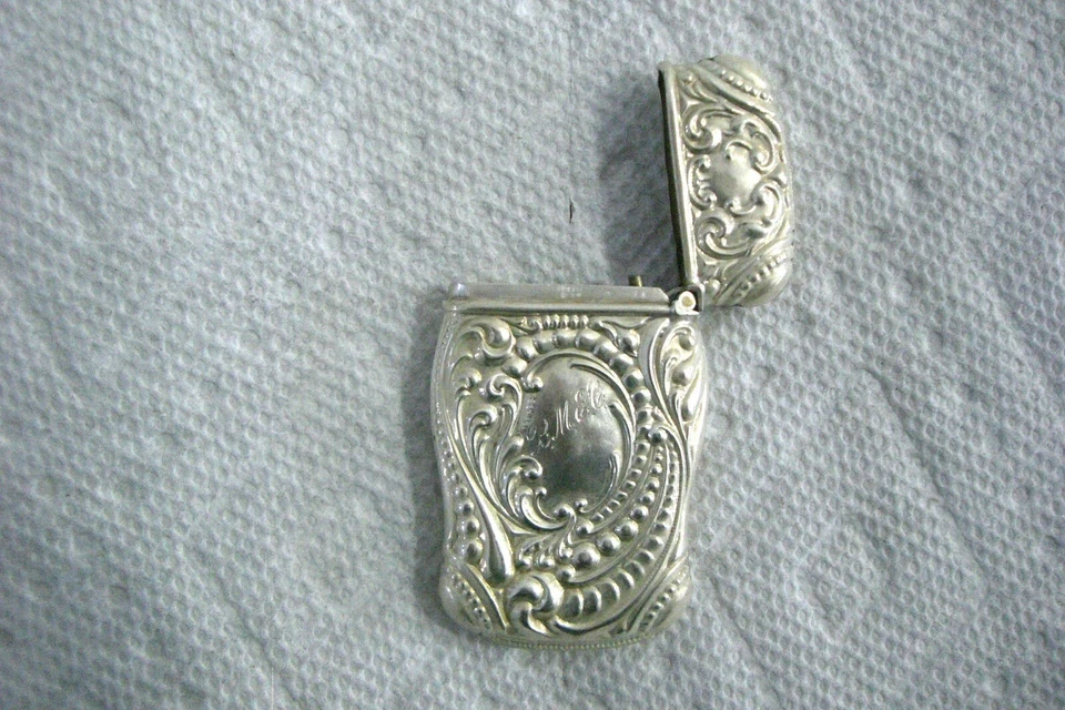 ANTIGUA CAJA FUERTE DE PLATA ESTERLINA PARA FÓSFOROS, ESTUCHE VESTA, SOPORTE PARA FÓSFOROS, REPUJADO, AÑOS 1890 Foto 3 de 4