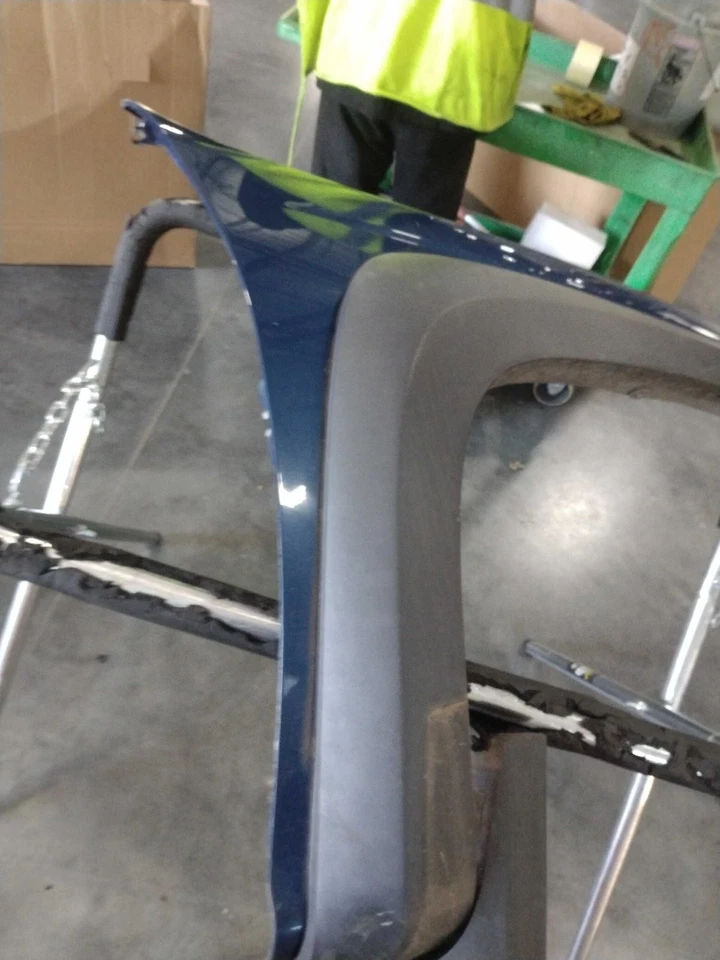 Guardabarros delantero derecho usado se adapta a: Chevrolet Colorado R. 2006 con guardabarros destello delantero Ri Foto 2 de 4