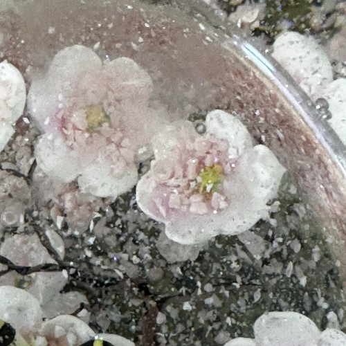 CoolSnowGlobes Schmetterling auf Ast Schneekugel Kirschblüten 4-7/8" hoch - Bild 10 von 13