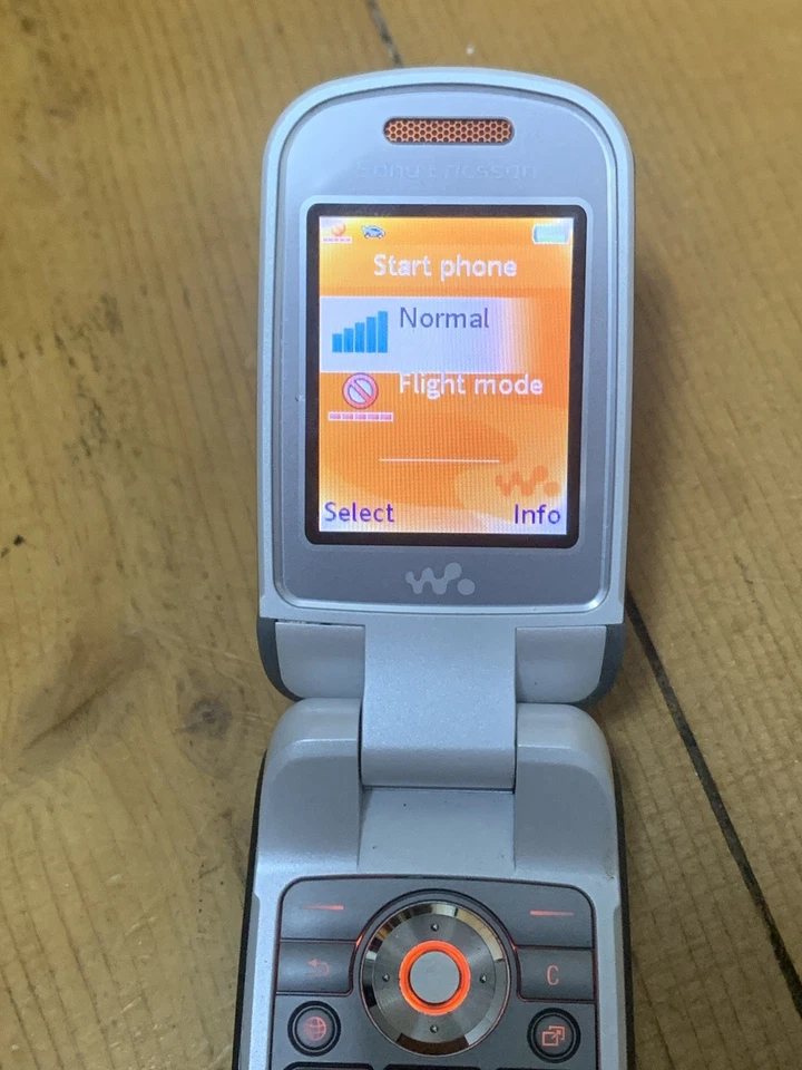 Sony Ericsson Walkman W710i flip mobile phone fitness tracker - Image 3 of 4