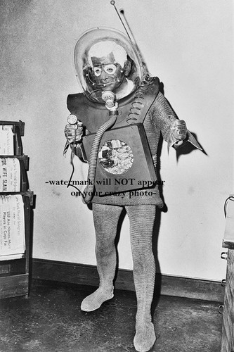 FOTO De Colección De Hombre Marciano Espeluznante Disfraz Alienígena Steampunk Robot OVNI Hombre - Imagen 2 de 2