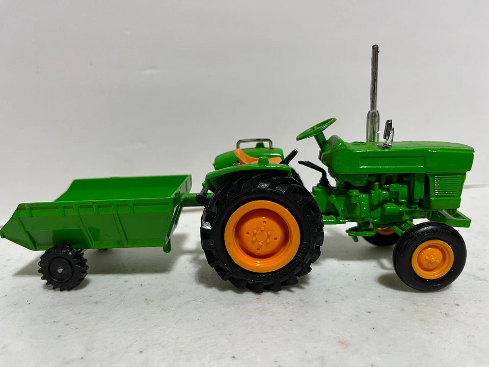 Ford Green Tractor w Yellow Hubs & Single Axle Trailer 1/25 Scale Made in Macau - Image 3 of 4