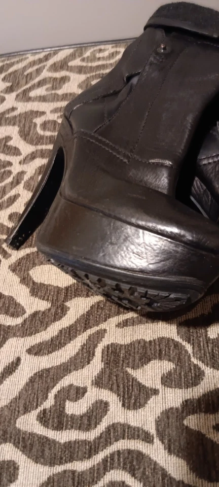 VERA WANG LAVANDA $295 BOTINES DE CUERO NEGRO BOTAS TACONES BROCHES DE AGUJA TALLA 5,5 Foto 4 de 4