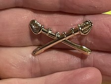 U.S CAVALRY CROSSED SABERS HAT PIN DOUBLE CLUTCH - NEW NEVER USED