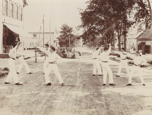 Cercas para hombres jóvenes con escobas en la calle extrañas fotos vintage de gabinete deportivo - Imagen 2 de 2