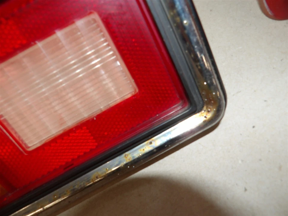 LH CONJUNTO DE LÁMPARA DE LUZ TRASERA LADO CONDUCTOR CHEVY CHEVETTE ACADIAN 1976-1979 OEM Foto 2 de 4