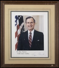 GEORGE H.W. BUSH - PHOTOGRAPH SIGNED