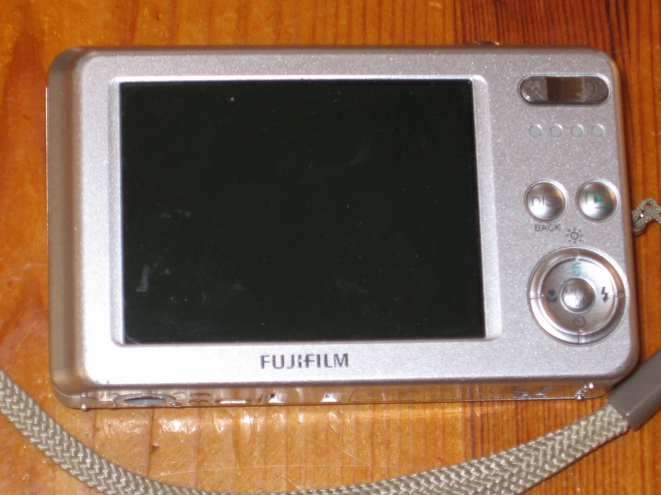 Fujifilm Digital Camera FinePix J20 10.0MP Silver Tested +cables adapter - Image 3 of 4