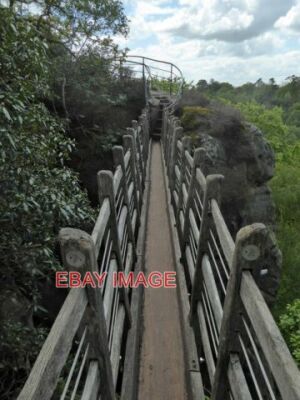 FOTO HAWKSTONE PARK - DIE SCHWEIZERBRÜCKE EINE SCHMALE FUSSGÄNGERBRÜCKE AUF DEM INTERESSANTEN