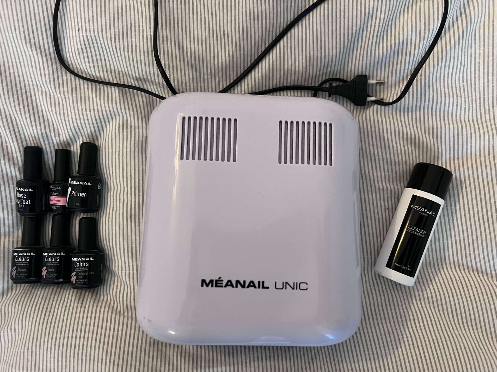 Set para uñas acrílicas con lámpara UV y colores incluídos.