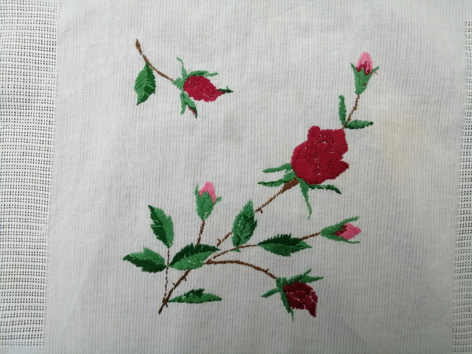 Zierdecke, Deckchen, weiß mit Rosen ca. 38 cm x 38 cm - Bild 2 von 2